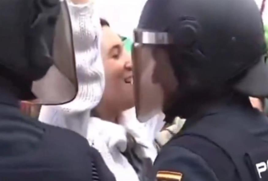 Διαδηλώτρια με ΜΑΤ