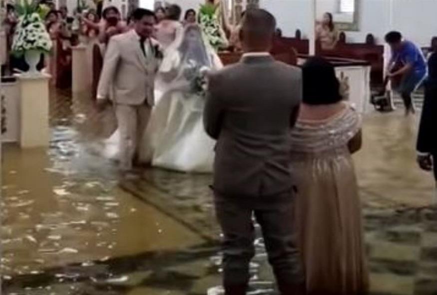 Ούτε ο τυφώνας Ντοξούρι δεν εμπόδισε το ζευγάρι από τις Φιλιππίνες να παντρευτεί (Video Capture)