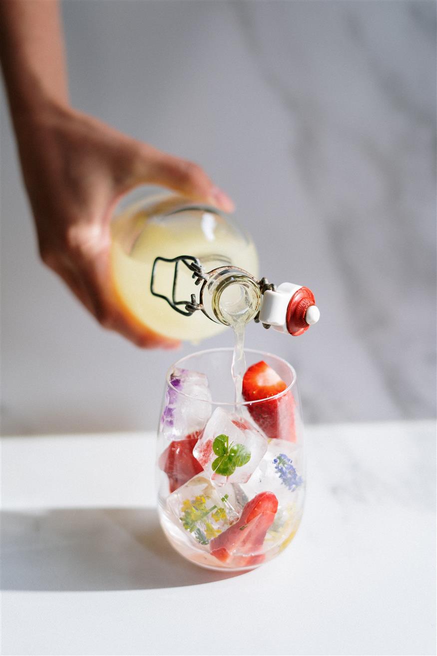 Τα αρωματικά παγάκια δίνουν μια διαφορετική νότα στα ποτά σας / φωτογραφία: Cottonbro (Pexels)