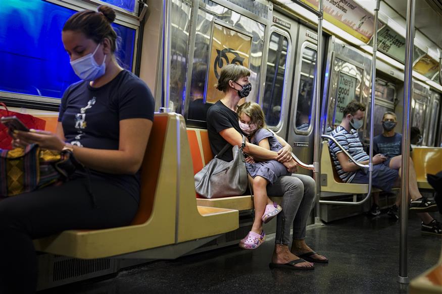 Πολίτες με μάσκα στο μετρό της Νέας Υόρκης/(AP Photo/John Minchillo)