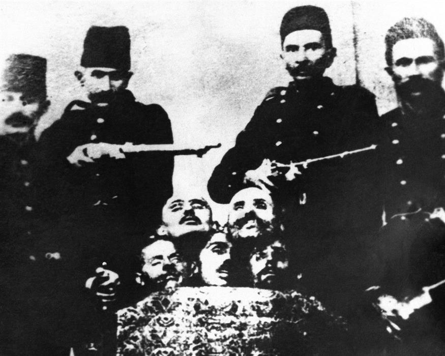 Κομμένα κεφάλια Αρμενίων και πλάι τους Τούρκοι καμαρώνουν. /copyright Ap Photos