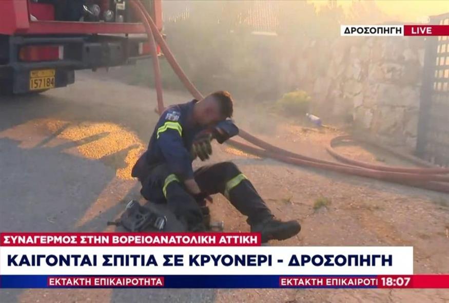Η στιγμή που εθελοντής πυροσβέστης καταρρέει ενώ επιχειρεί στη φωτιά στο Κρυονέρι (GLOMEX)