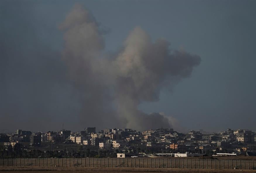 Ισραηλινός βομβαρδισμός στη Γάζα  (AP Photo/Tsafrir Abayov)