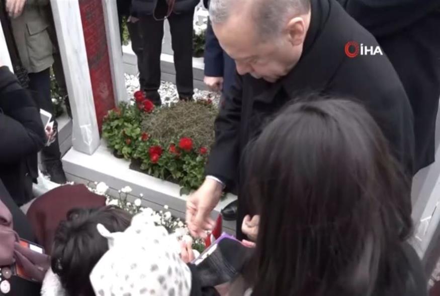 Ο Ερντογάν δίνει χαρτζιλίκι σε παιδί