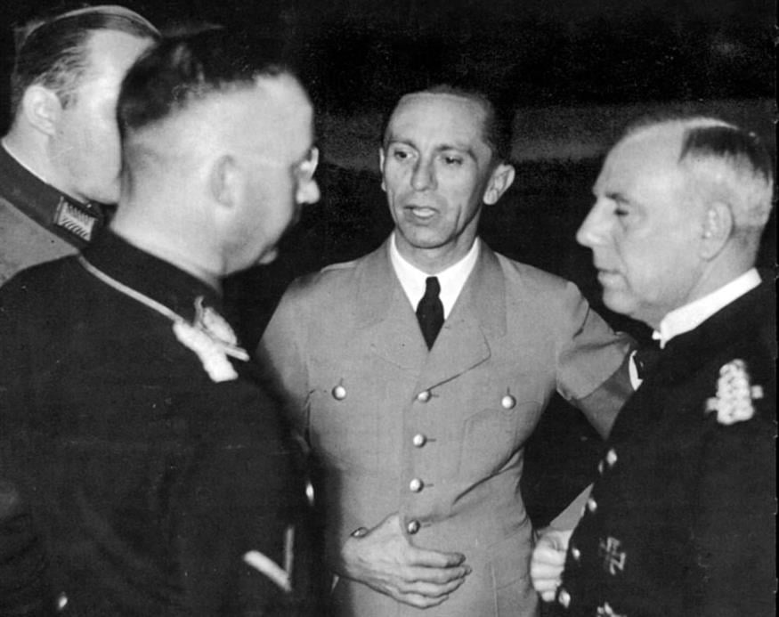 Ο φον Κανάρις με κορυφαίους Ναζί, τον Γκέμπελς, τον Χίμλερ και πίσω τον Γκέρινγκ.