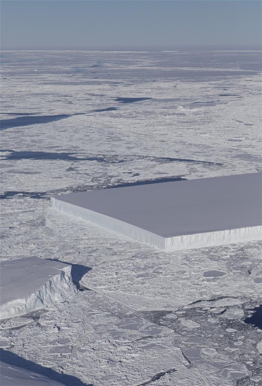 Παγόβουνο με τέλειο ορθογώνιο σχήμα, σαν γιγάντιο «παγάκι» (NASA ICE/Twitter)