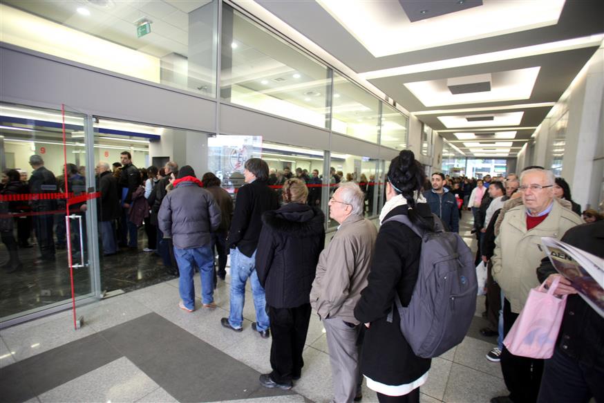 Πολίτες περιμένουν στην ουρά (eurokinissi)