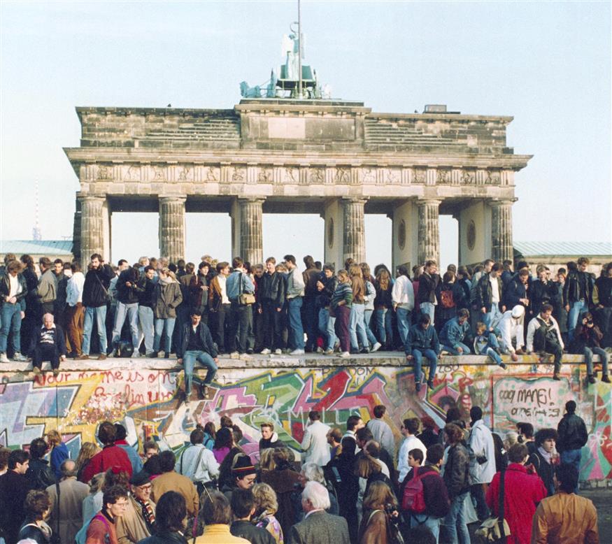 Το Τείχος του Βερολίνου πέφτει/ AP PHOTOS