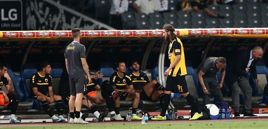 Ο Τσιγκρίνσκι αποχωρεί με πρόβλημα τραυματισμού από το ματς της ΑΕΚ (Intime)