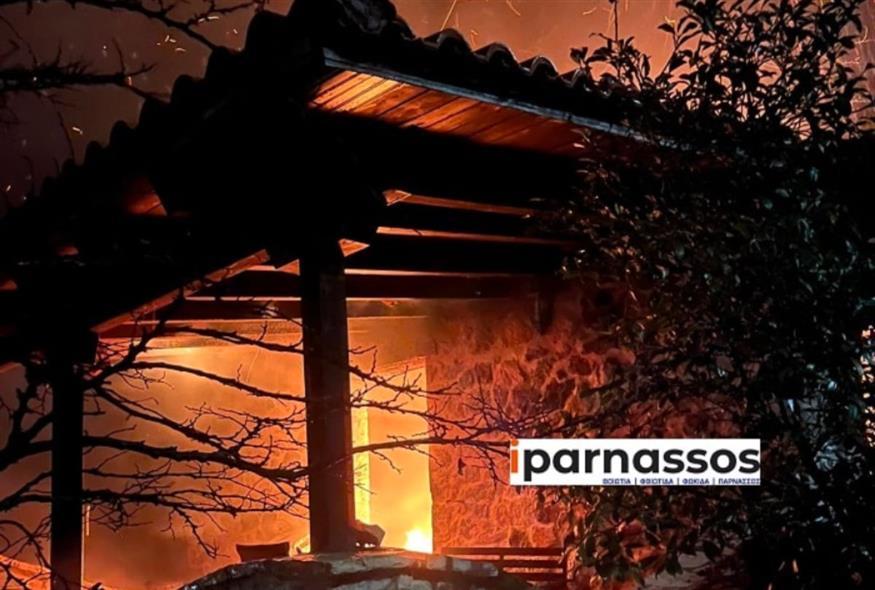 Ξενώνας στην Πολύδροσο Φωκίδας τυλίχθηκε στις φλόγες ( iparnassos.gr)