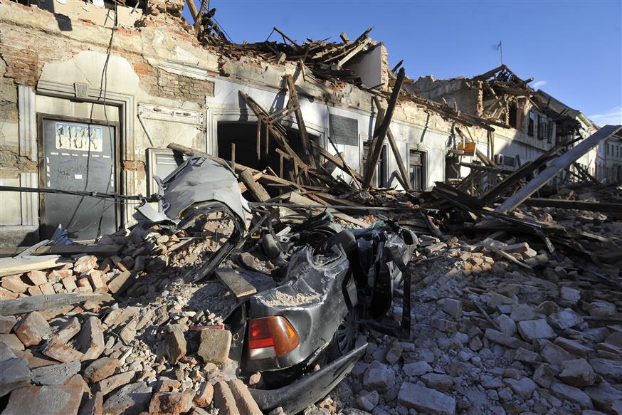 Καταστροφές από τον σεισμό ( AP)