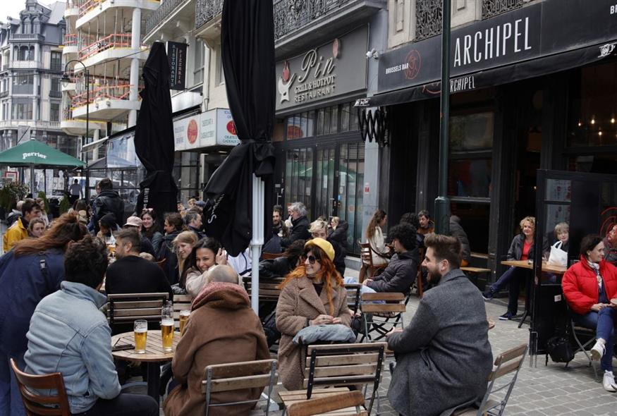 Στιγμιότυπο από καφετέρια στις Βρυξέλλες (AP Photo/Olivier Matthys)