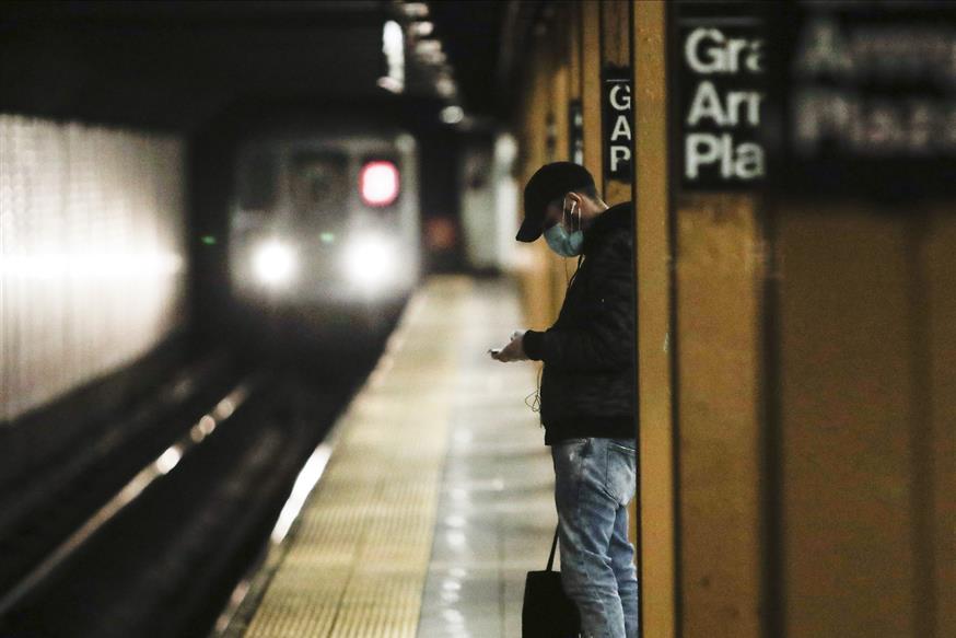 Το μετρό της Νέας Υόρκης, έρημο. Απίστευτο... (AP Photo/Frank Franklin II)