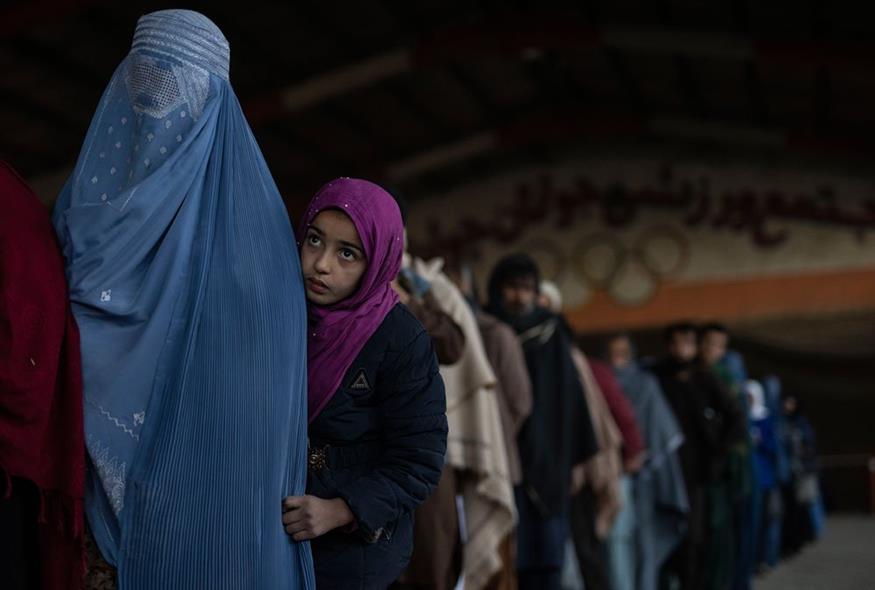 Γυναίκες στην ουρά για να λάβουν χρήματα από το Παγκόσμιο Πρόγραμμα Επισιτισμού στην Καμπούλ / AP