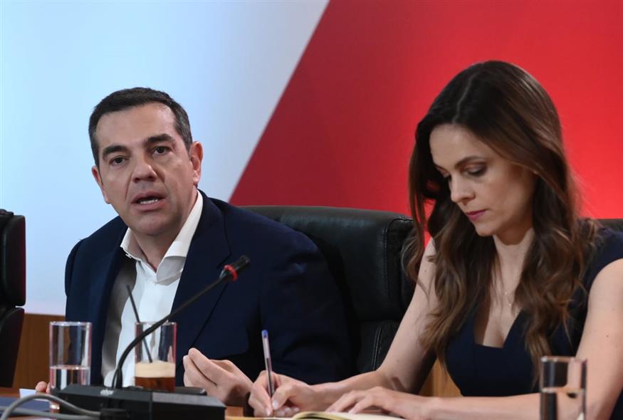 Αλέξης Τσίπρας και Έφη Αχτσιόγλου  (ΤΑΤΙΑΝΑ ΜΠΟΛΑΡΗ/EUROKINISSI)