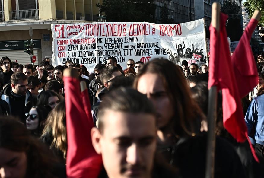 Μεγαλειώδης η πορεία για την 51η επέτειο του Πολυτεχνείου / Eurokinissi (gallery)