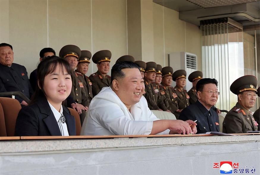 Ο Κιμ Γιονγκ Ουν με την κόρη του (Korean Central News Agency/Korea News Service via AP)