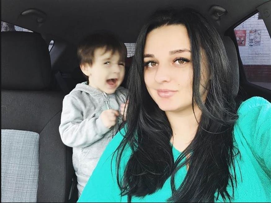 Η Kαρίμοβα, με ένα από τα παιδιά της (twitter)