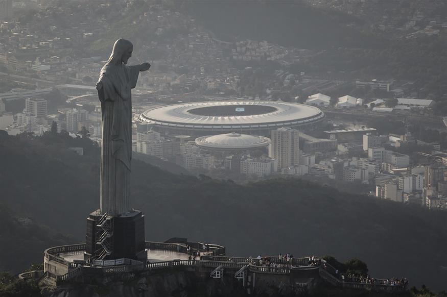 Το εμβληματικό άγαλμα του Ιησού στην κορυφή του λόφου Κορκοβάντο, στο Ρίο (AP Photo/Felipe Dana, File)