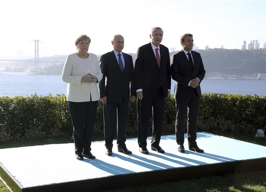 Από τα αριστερά Άνγκελα Μέρκελ, Βλαντίμιρ Πούτιν, Ρετζέπ Ταγίπ Ερντογάν, Εμανουέλ Μακρόν κατά την Διάσκεψη για τη Συρία στην Κωνσταντινούπολη (AP)