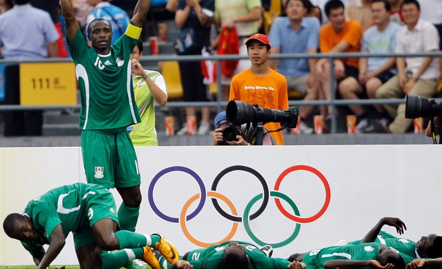Ο Ισαάκ Πρόμις με το περιβραχιόνιο του αρχηγού της ολυμπιακής ομάδας της Νιγηρίας το 2008 (copyright: AP)