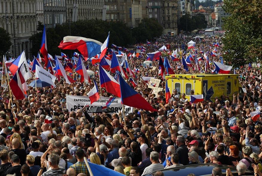 Δεκάδες χιλιάδες διαδηλωτές στους δρόμους της Πράγας (Associated Press)