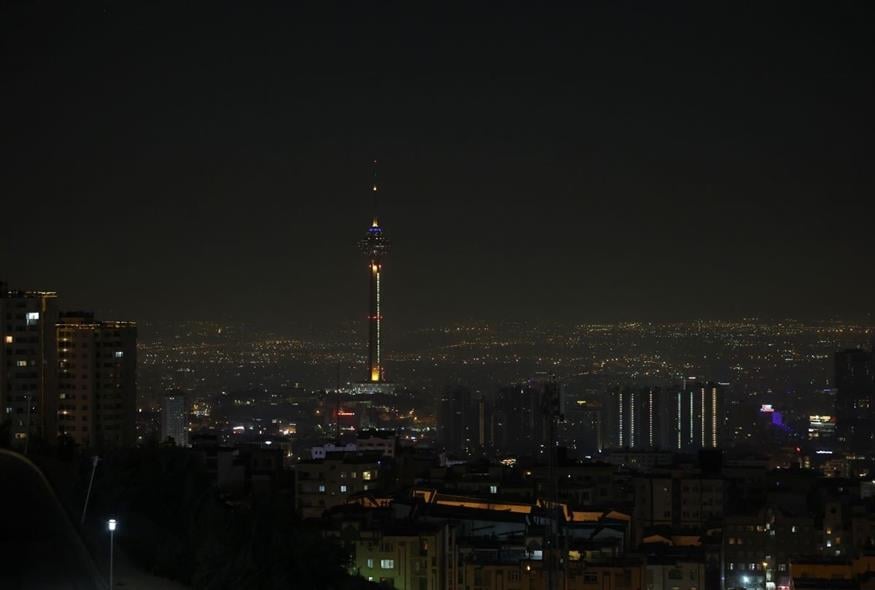 Άποψη της Τεχεράνης τα ξημερώματα του Σαββάτου 26/10. μετά τα αντίποινα του Ισραήλ (Associated Press)