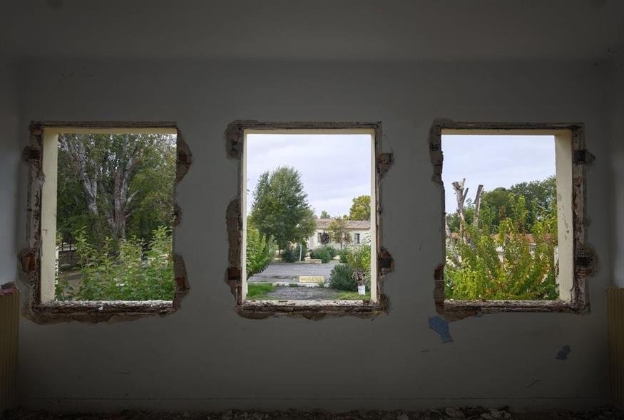 Κεραμύδια και τα νέα κουφώματα θα γίνουν ακριβώς όπως ήταν πριν ώστε να μην κατ΄ ελάχιστον η εξωτερική όψη των κτιρίων