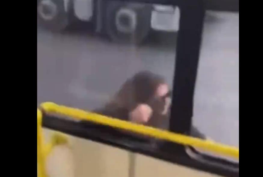 Η στιγμή που η γυναίκα πηδά εκτός λωφορείου