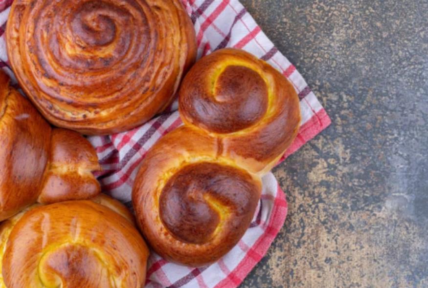 τσουρέκια (www.freepik.com)