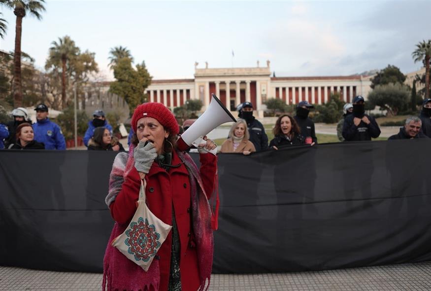 Οι αρχαιολόγοι πραγματοποίησαν συγκέντρωση διαμαρτυρίας έξω από το Εθνικό Αρχαιολογικό μουσείο (Eurokinissi)