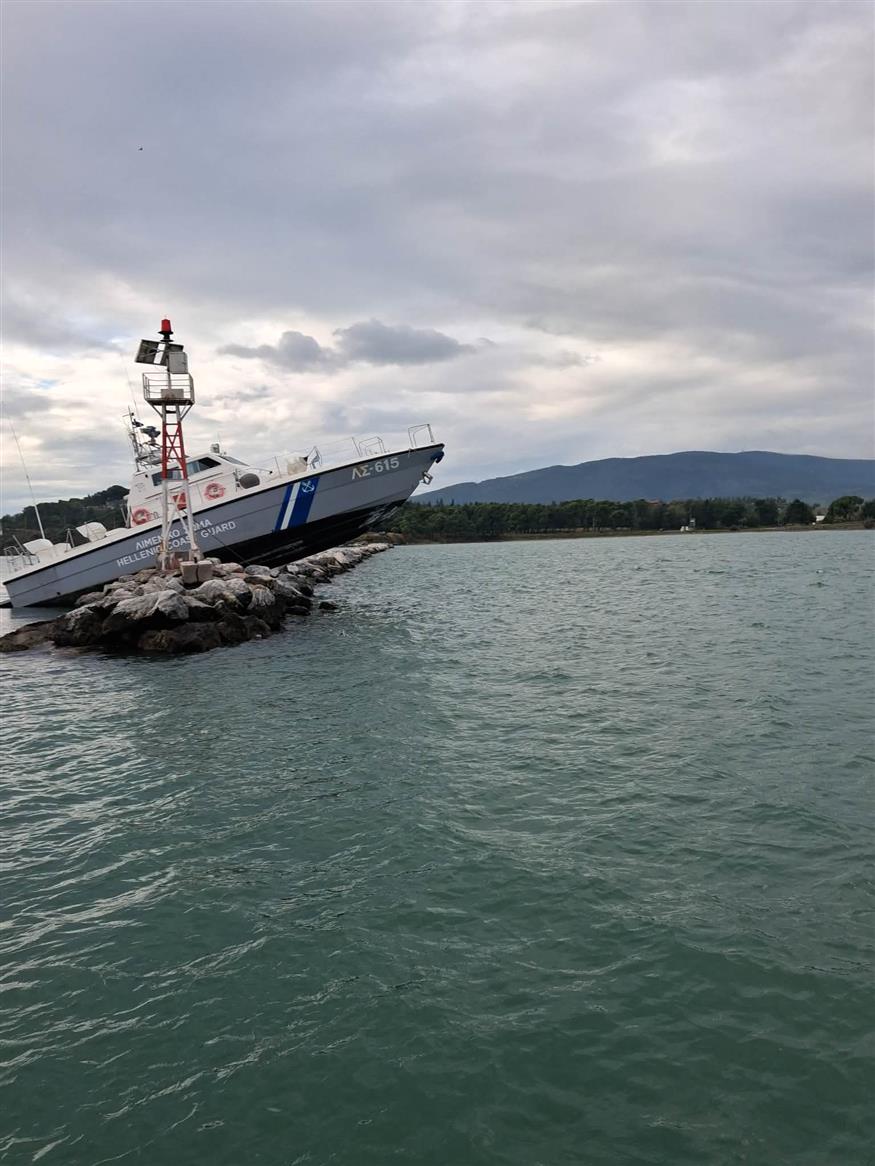 Σκάφος του Λιμενικού πάνω σε βράχια (taxydromos.gr)