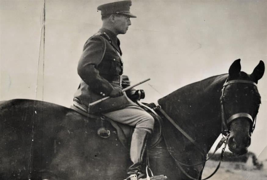 Έφιππος προς την αδέκαστη Ιστορία...