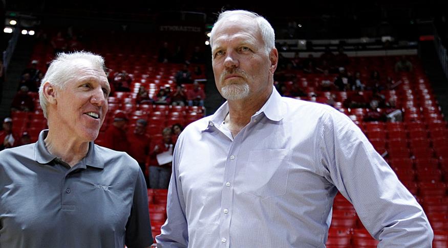 Ο Μαρκ Ιτον (δεξιά) με τον πρώην NBAer Μπιλ Γουόλτον (copyright: AP)