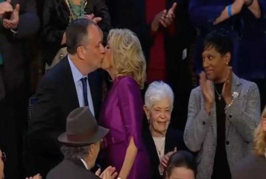 Το φιλί της Τζιλ Μπάιντεν με τον σύζυγο της Καμάλα Χάρις