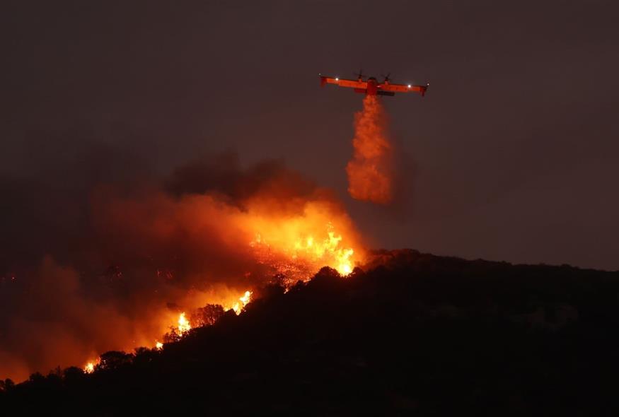 Canadair σε νυχτερινή ρίψη νερού (EUROKINISSI)