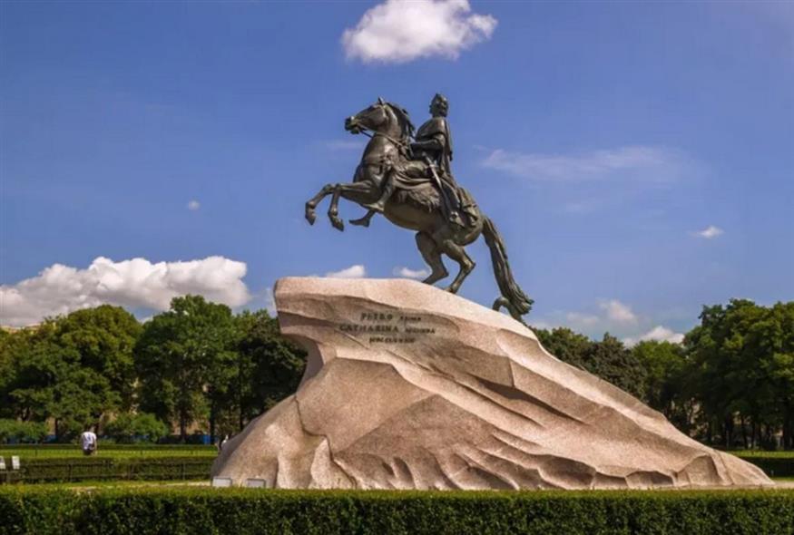 Το άγαλμα απεικονίζει τον Μέγα Πέτρο πάνω στο άλογό του και με το χέρι του να δείχνει προς τον ποταμό Νέβα στα δυτικά. Έχει συνολικό ύψος 13 μέτρα / Φωτογραφία Wikipedia.