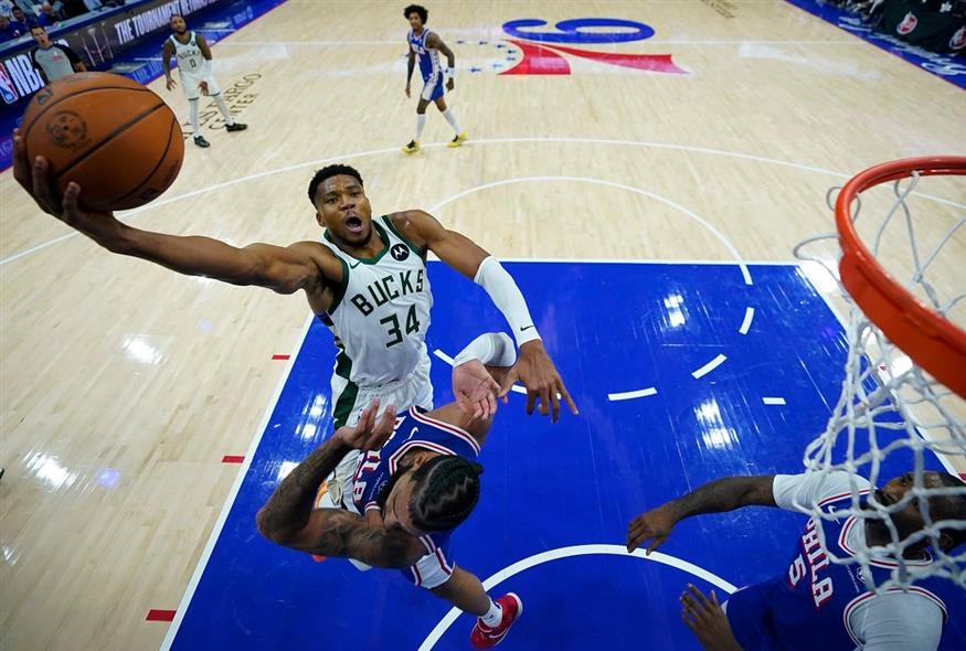 Εντυπωσιακός στην πρεμιέρα του NBA ο Γιάννης Αντετοκούνμπο (AP Photo/Matt Slocum)