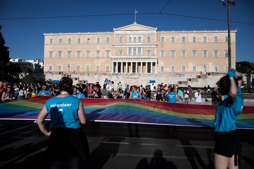 Η σημαία του Athens Pride 2019 μπροστά από τη Βουλή (EUROKINISSI/ΣΤΕΛΙΟΣ ΜΙΣΙΝΑΣ)