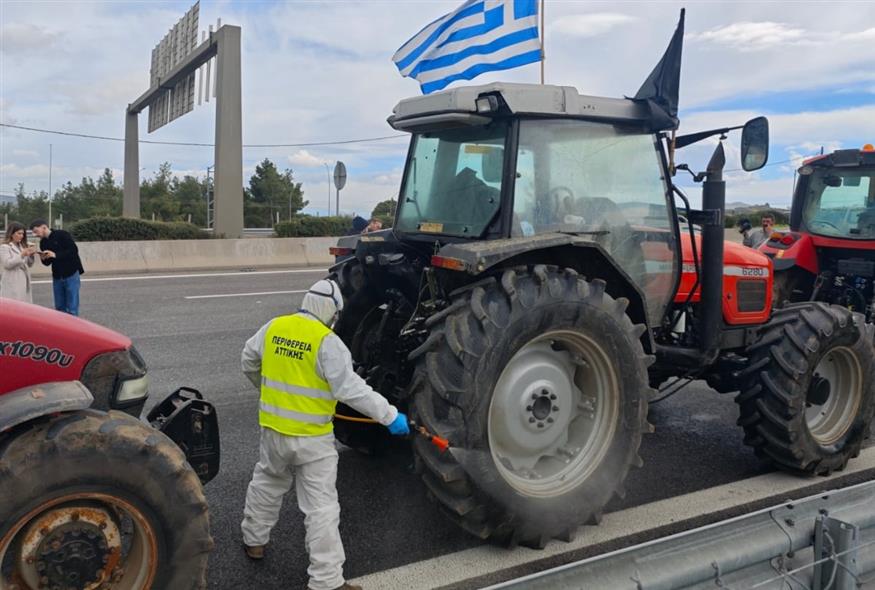Στην Αθήνα τα πρώτα τρακτέρ: Είσοδος μόνο μετά από απολύμανση