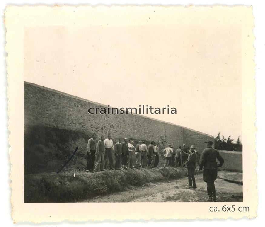 Εκτέλεση των 200 στο Σκοπευτήριο της Καισαριανής (ebay.com) Εκτέλεση των 200 στο Σκοπευτήριο της Καισαριανής (ebay.com)