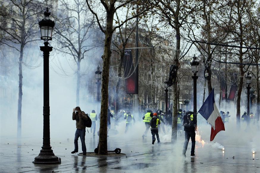 Εκτεταμένη χρήση χημικών στο Παρίσι (AP Photo/Kamil Zihnioglu)