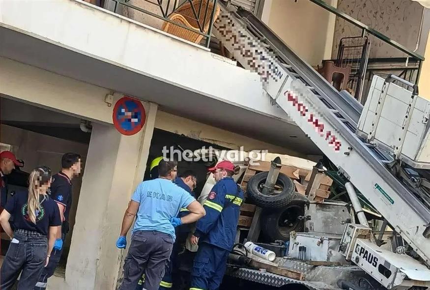 Γερανός «μπούκαρε» σε όροφο πολυκατοικίας και στη Θεσσαλονίκη (thestival.gr)