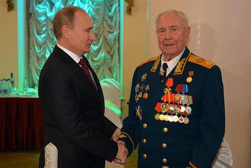 O πρόεδρος συγχαίρει τον στρατάρχη Γιάζοφ (by Kremlin.ru/Wikipedia)