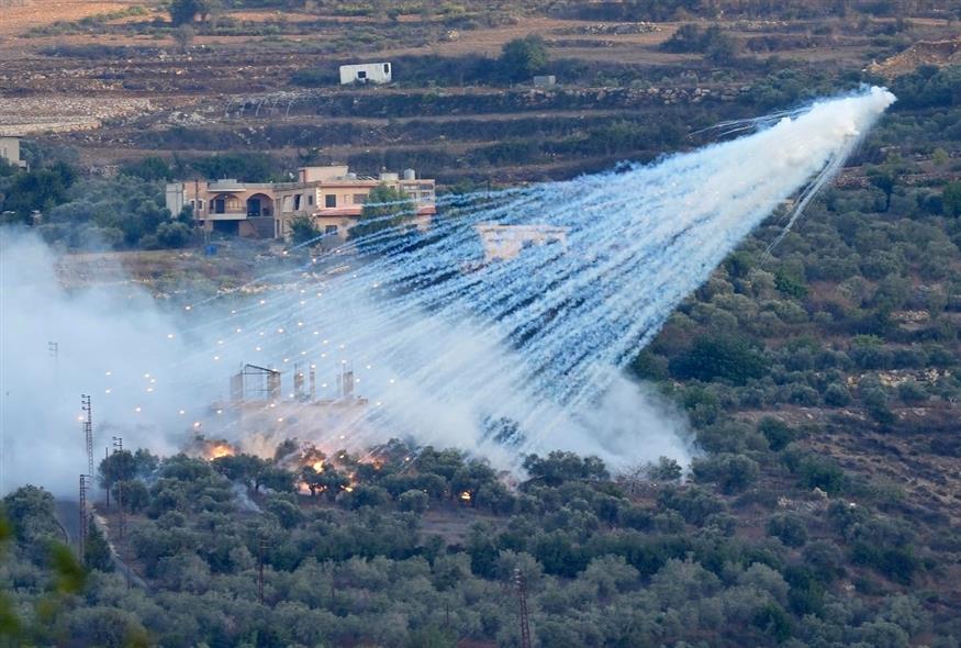 Βλήμα από ισραηλινό πυροβολικό πάνω σε σπίτι στο αλ-Μπουστάν, ένα χωριό στον Λίβανο (AP Photo/Hussein Malla)