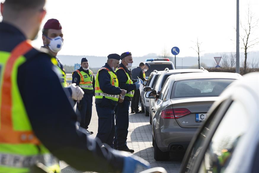 Αστυνομικοί στη Σλοβενία πραγματοποιούν ελέγχους (Gyorgy Varga/MTI via AP)