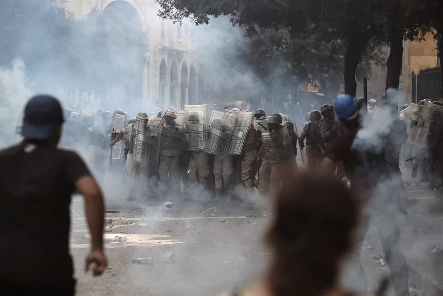 Συνεχείς και άγριες οι συγκρούσεις διαδηλωτών με τις Αρχές (AP Photo/Thibault Camus)
