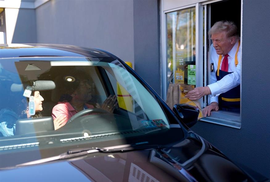 Ο Τραμπ στα McDonalds (AP Photo/Evan Vucci)