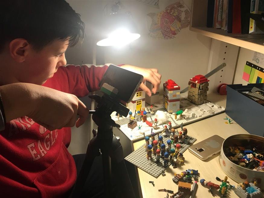 Ο 12χρονος Χριστόδουλος Σπανός στο αυτοσχέδιο κινηματογραφικό στούντιο στο δωμάτιο του σπιτιού του / φωτογραφία ethnos.gr