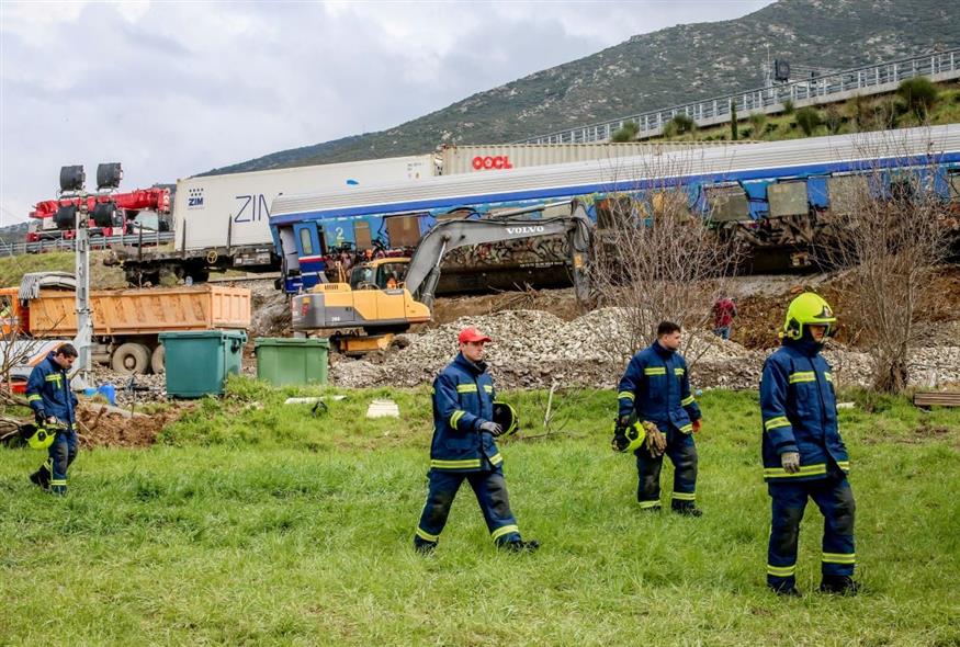 Έρευνες στο σημείο της τραγωδίας στα Τέμπη (ΛΕΩΝΙΔΑΣ ΤΖΕΚΑΣ/EUROKINISSI)